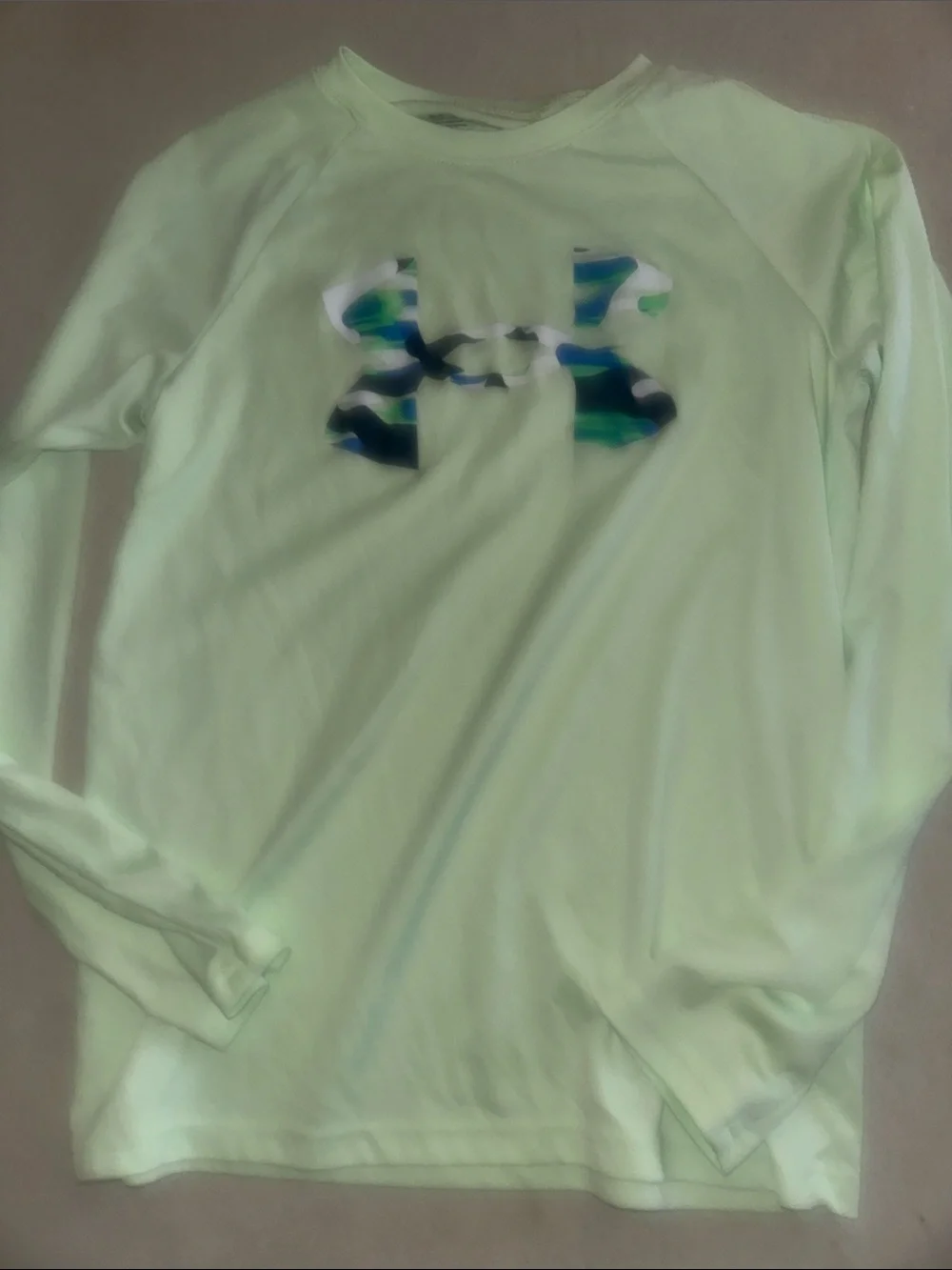Kids Size M Under Armour Long Sleeve Logo Shirt - Pale Green with Blue/Green
